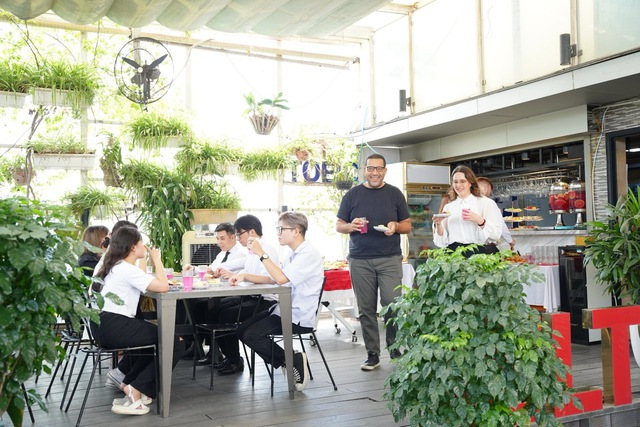 Sếp Ngọc Lan: Không có 'quá độ' khó tạo nên kỳ tích, giai đoạn này phải bỏ gia đình lại phía sau! - Ảnh 5. Sếp Ngọc Lan: Không có 'quá độ' khó tạo nên kỳ tích, giai đoạn này phải bỏ gia đình lại phía sau! - Ảnh 5.