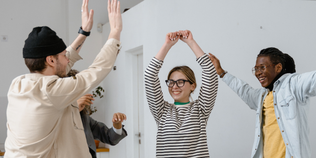 Cơm áo gạo tiền quan trọng, nhưng chỉ chăm chăm vào làm việc, làm một lúc nhiều công việc không phải &quot;hướng đi lâu dài&quot;, thay vào đó, bạn cần điều này hơn - Ảnh 3.