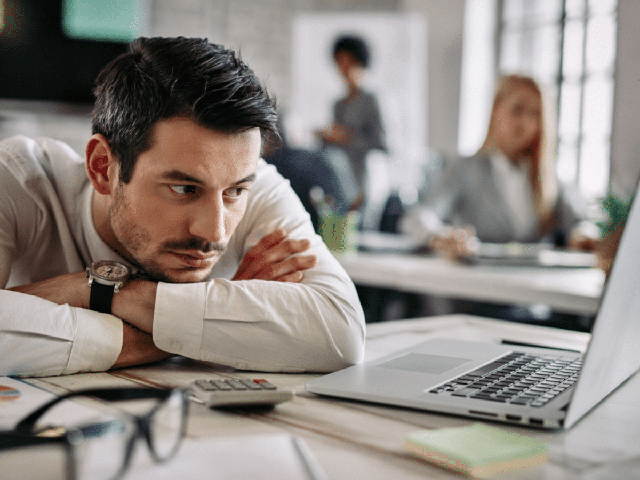 Khảo sát 57.000 nhân viên cảm thấy chán nản công việc hơn cả thời Covid-19: Đâu là lý do khiến bạn mắc kẹt chốn công sở? - Ảnh 1. Khảo sát 57.000 nhân viên cảm thấy chán nản công việc hơn cả thời Covid-19: Đâu là lý do khiến bạn mắc kẹt chốn công sở? - Ảnh 1.