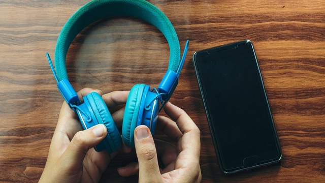 Một vật dụng giới trẻ và dân văn phòng ai cũng có, nhưng bẩn gấp 2.700 lần 1 chiếc thớt, cẩn thận mất thính giác - Ảnh 3. Một vật dụng giới trẻ và dân văn phòng ai cũng có, nhưng bẩn gấp 2.700 lần 1 chiếc thớt, cẩn thận mất thính giác - Ảnh 3.