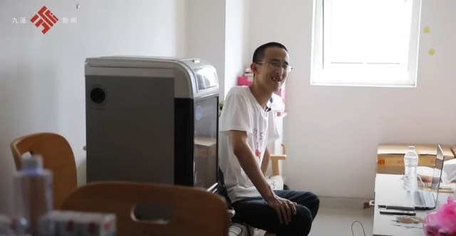 "Thần đồng trăm năm có một" 10 tuổi thi đại học, 16 tuổi lấy bằng tiến sĩ, bị lên án khi quyết định ở nhà ăn bám bố mẹ: "Tôi hài lòng với cuộc sống hiện tại, dù họ không muốn cũng phải đưa tiền cho tôi" - Ảnh 3. "Thần đồng trăm năm có một" 10 tuổi thi đại học, 16 tuổi lấy bằng tiến sĩ, bị lên án khi quyết định ở nhà ăn bám bố mẹ: "Tôi hài lòng với cuộc sống hiện tại, dù họ không muốn cũng phải đưa tiền cho tôi" - Ảnh 3.