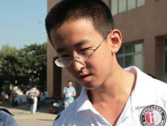 "Thần đồng trăm năm có một" 10 tuổi thi đại học, 16 tuổi lấy bằng tiến sĩ, bị lên án khi quyết định ở nhà ăn bám bố mẹ: "Tôi hài lòng với cuộc sống hiện tại, dù họ không muốn cũng phải đưa tiền cho tôi" - Ảnh 2. "Thần đồng trăm năm có một" 10 tuổi thi đại học, 16 tuổi lấy bằng tiến sĩ, bị lên án khi quyết định ở nhà ăn bám bố mẹ: "Tôi hài lòng với cuộc sống hiện tại, dù họ không muốn cũng phải đưa tiền cho tôi" - Ảnh 2.