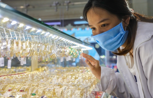 Cựu nhân viên bán trang sức 10 năm khuyên hãy chú ý 4 điểm khi mua vàng, làm đúng chắc chắn LÃI, làm sai chỉ "nuôi béo" cửa hàng - Ảnh 1. Cựu nhân viên bán trang sức 10 năm khuyên hãy chú ý 4 điểm khi mua vàng, làm đúng chắc chắn LÃI, làm sai chỉ "nuôi béo" cửa hàng - Ảnh 1.