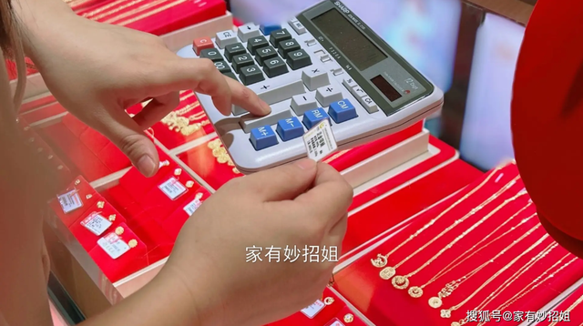 Cựu nhân viên bán trang sức 10 năm khuyên hãy chú ý 4 điểm khi mua vàng, làm đúng chắc chắn LÃI, làm sai chỉ "nuôi béo" cửa hàng - Ảnh 2.
