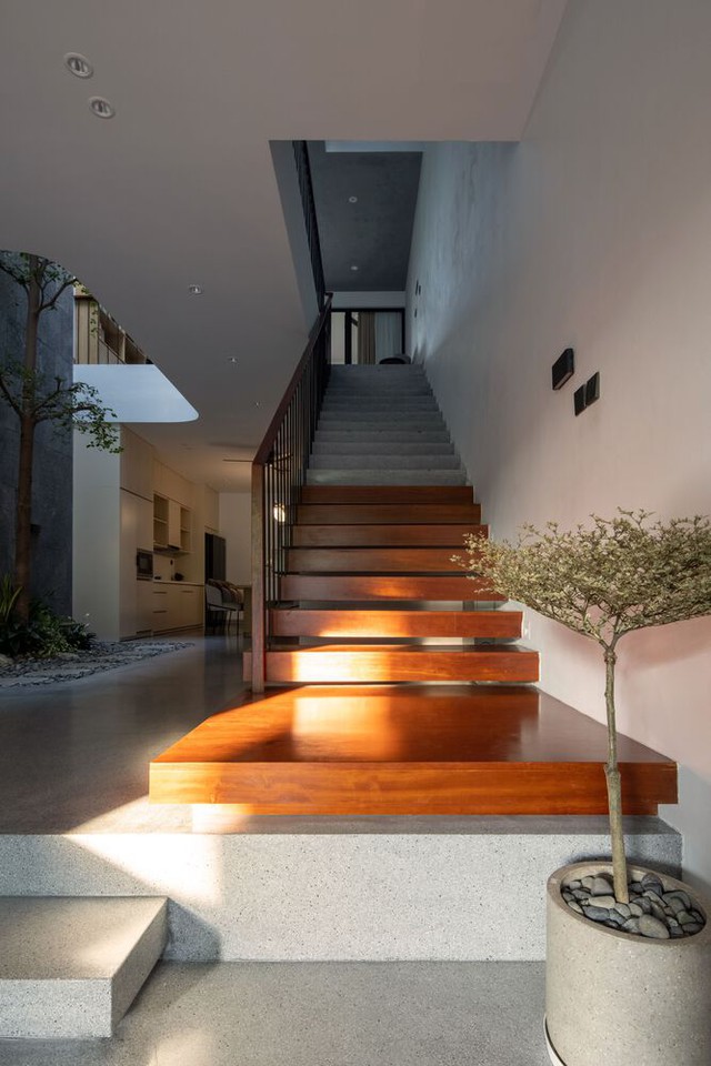 Có gì trong ngôi nhà ống "phủ rèm cây xanh" của gia đình 3 thế hệ xuất hiện trên tạp chí kiến trúc nổi tiếng của Mỹ? - Ảnh 4. Có gì trong ngôi nhà ống "phủ rèm cây xanh" của gia đình 3 thế hệ xuất hiện trên tạp chí kiến trúc nổi tiếng của Mỹ? - Ảnh 4.