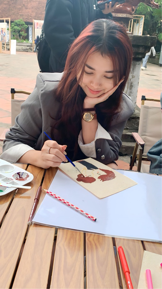 Du khách hào hứng khi vẽ tranh trên giấy rơm, được trải nghiệm làm giấy - Ảnh 4. Du khách hào hứng khi vẽ tranh trên giấy rơm, được trải nghiệm làm giấy - Ảnh 4.