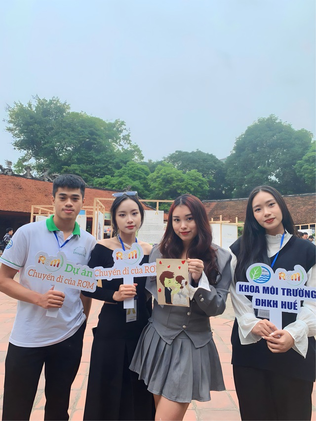 Du khách hào hứng khi vẽ tranh trên giấy rơm, được trải nghiệm làm giấy - Ảnh 5. Du khách hào hứng khi vẽ tranh trên giấy rơm, được trải nghiệm làm giấy - Ảnh 5.