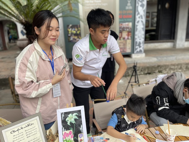 Du khách hào hứng khi vẽ tranh trên giấy rơm, được trải nghiệm làm giấy - Ảnh 6. Du khách hào hứng khi vẽ tranh trên giấy rơm, được trải nghiệm làm giấy - Ảnh 6.