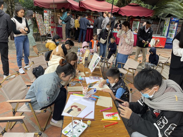 Du khách hào hứng khi vẽ tranh trên giấy rơm, được trải nghiệm làm giấy - Ảnh 1. Du khách hào hứng khi vẽ tranh trên giấy rơm, được trải nghiệm làm giấy - Ảnh 1.