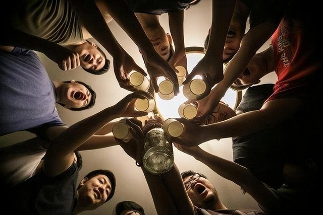 Buổi họp lớp 10 năm sau ra trường giúp tôi nhận ra 5 sự thật về cuộc sống: Điểm xuất phát của con cái, chính là cha mẹ - Ảnh 2. Buổi họp lớp 10 năm sau ra trường giúp tôi nhận ra 5 sự thật về cuộc sống: Điểm xuất phát của con cái, chính là cha mẹ - Ảnh 2.