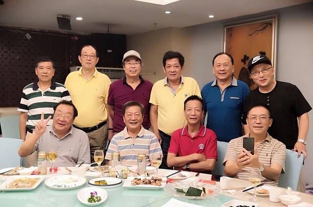 Buổi họp lớp 10 năm sau ra trường giúp tôi nhận ra 5 sự thật về cuộc sống: Điểm xuất phát của con cái, chính là cha mẹ - Ảnh 4. Buổi họp lớp 10 năm sau ra trường giúp tôi nhận ra 5 sự thật về cuộc sống: Điểm xuất phát của con cái, chính là cha mẹ - Ảnh 4.