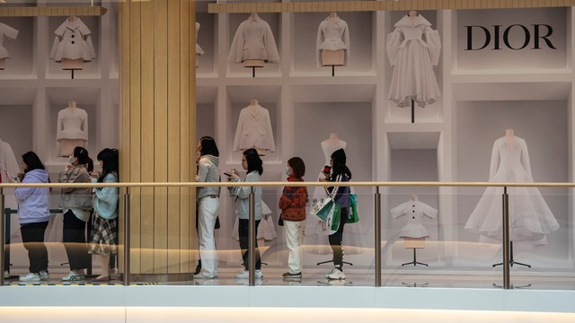 Xu hướng ‘con nợ mặc Channel’ ở Trung Quốc: Muốn chưng diện sự giàu sang, có người tiêu hết tiền lương mỗi tháng, dùng cùng lúc chục thẻ tín dụng - Ảnh 1. Xu hướng ‘con nợ mặc Channel’ ở Trung Quốc: Muốn chưng diện sự giàu sang, có người tiêu hết tiền lương mỗi tháng, dùng cùng lúc chục thẻ tín dụng - Ảnh 1.