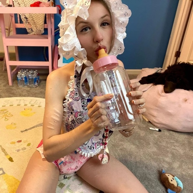 Hơn 400 người đăng ký nuôi nữ youtuber 25 tuổi vẫn sống như em bé sơ sinh, bú sữa bằng bình và đóng bỉm: "Tôi thích cuộc sống an nhàn và tránh xa thị trường lao động đầy khốc liệt" - Ảnh 2. Hơn 400 người đăng ký nuôi nữ youtuber 25 tuổi vẫn sống như em bé sơ sinh, bú sữa bằng bình và đóng bỉm: "Tôi thích cuộc sống an nhàn và tránh xa thị trường lao động đầy khốc liệt" - Ảnh 2.