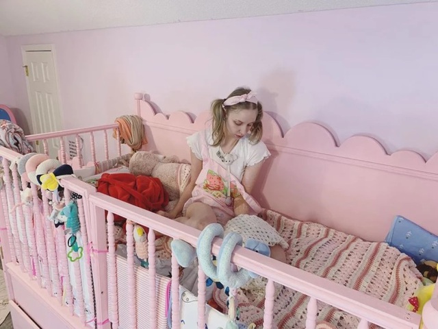 Hơn 400 người đăng ký nuôi nữ youtuber 25 tuổi vẫn sống như em bé sơ sinh, bú sữa bằng bình và đóng bỉm: "Tôi thích cuộc sống an nhàn và tránh xa thị trường lao động đầy khốc liệt" - Ảnh 1. Hơn 400 người đăng ký nuôi nữ youtuber 25 tuổi vẫn sống như em bé sơ sinh, bú sữa bằng bình và đóng bỉm: "Tôi thích cuộc sống an nhàn và tránh xa thị trường lao động đầy khốc liệt" - Ảnh 1.