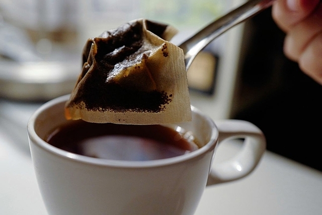 Con người uống trọn vẹn 11,6 tỷ hạt vi nhựa khi ngâm túi lọc trà trong nước nóng 95 độ C - Ảnh 1. Con người uống trọn vẹn 11,6 tỷ hạt vi nhựa khi ngâm túi lọc trà trong nước nóng 95 độ C - Ảnh 1.