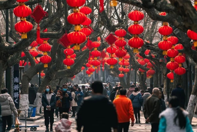 Tôi 64 tuổi, năm nay quyết định không về quê ăn Tết vì 3 LÝ DO: Vui chẳng thấy, chỉ chuốc bực vào người! - Ảnh 1.