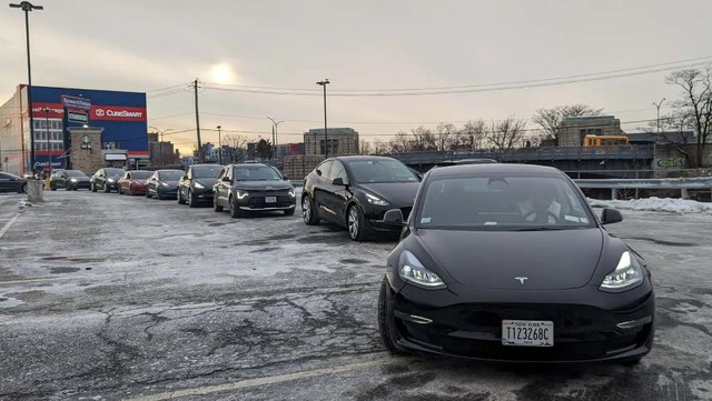 Xe điện Tesla gây ‘ám ảnh’: Tài xế xếp hàng 60 phút chờ tới lượt, sau đó đợi sạc thêm 1 tiếng, còn mất phí dừng đỗ - Ảnh 1. Xe điện Tesla gây ‘ám ảnh’: Tài xế xếp hàng 60 phút chờ tới lượt, sau đó đợi sạc thêm 1 tiếng, còn mất phí dừng đỗ - Ảnh 1.