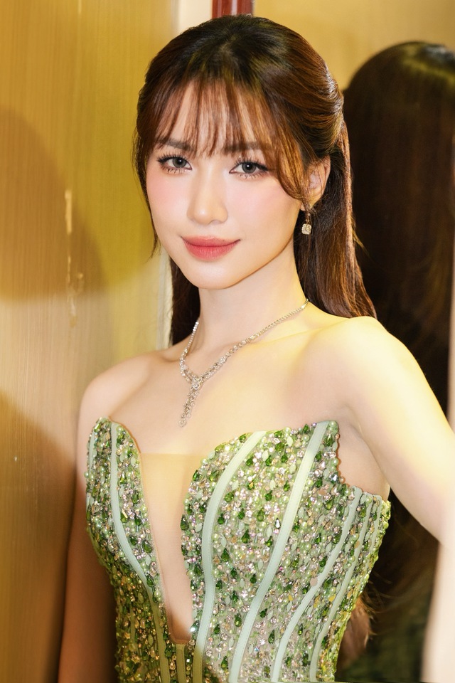 Hoà Minzy chiếm trọn spotlight với bộ trang sức gần nửa tỷ khi dự Làn Sóng Xanh - Ảnh 2. Hoà Minzy chiếm trọn spotlight với bộ trang sức gần nửa tỷ khi dự Làn Sóng Xanh - Ảnh 2.