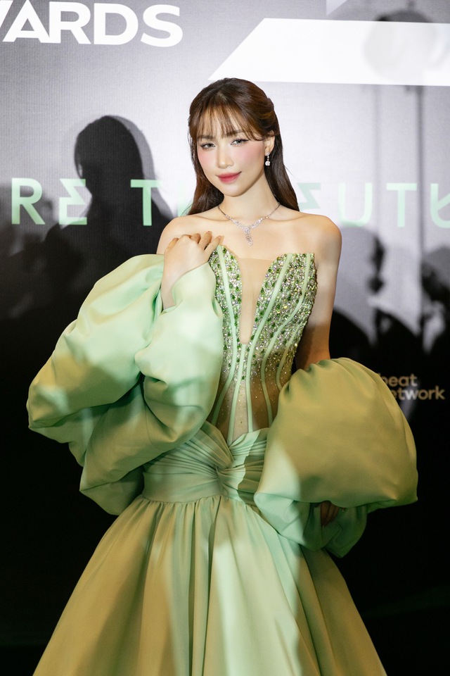 Hoà Minzy chiếm trọn spotlight với bộ trang sức gần nửa tỷ khi dự Làn Sóng Xanh - Ảnh 1. Hoà Minzy chiếm trọn spotlight với bộ trang sức gần nửa tỷ khi dự Làn Sóng Xanh - Ảnh 1.