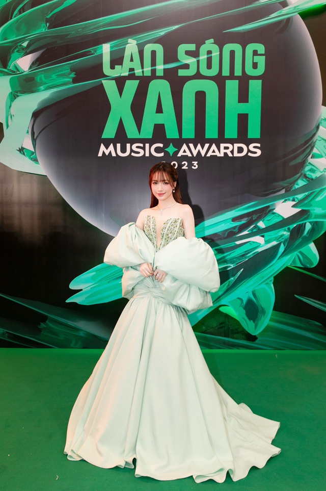 Hoà Minzy chiếm trọn spotlight với bộ trang sức gần nửa tỷ khi dự Làn Sóng Xanh - Ảnh 3. Hoà Minzy chiếm trọn spotlight với bộ trang sức gần nửa tỷ khi dự Làn Sóng Xanh - Ảnh 3.