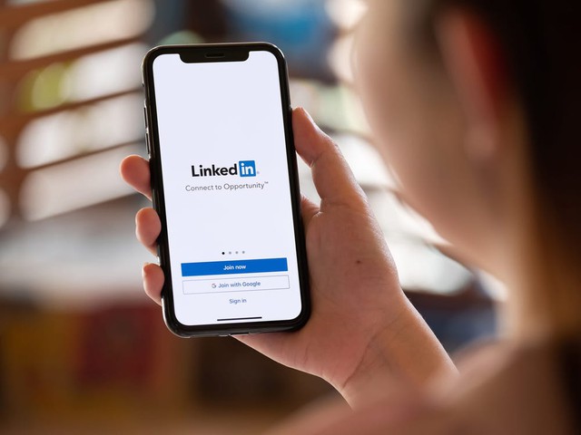 Kiếm ‘bồ giàu’ trên LinkedIn: Trào lưu mới của giới công sở, tài khoản xịn xò, dễ gặp người đồng đẳng cấp - Ảnh 1. Kiếm ‘bồ giàu’ trên LinkedIn: Trào lưu mới của giới công sở, tài khoản xịn xò, dễ gặp người đồng đẳng cấp - Ảnh 1.