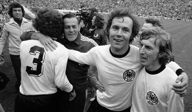 10 bức ảnh hiếm về cuộc đời của &quot;hoàng đế&quot; bóng đá Franz Beckenbauer - Ảnh 1.