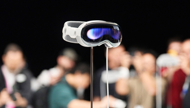 Apple Vision Pro hé lộ ngày mở bán: Chiếc kính của tương lai có giá ngang ngửa một chiếc SH khi về Việt Nam - Ảnh 1. Apple Vision Pro hé lộ ngày mở bán: Chiếc kính của tương lai có giá ngang ngửa một chiếc SH khi về Việt Nam - Ảnh 1.