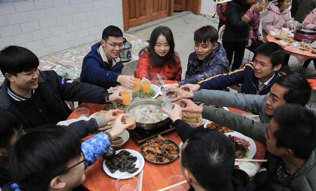 Tôi 66 tuổi nhận ra: Sau khi cha mẹ qua đời, nhiều gia đình tan rã, trai cả phải chịu thiệt thòi, dâu trưởng nấu cỗ xuyên Tết - Ảnh 1. Tôi 66 tuổi nhận ra: Sau khi cha mẹ qua đời, nhiều gia đình tan rã, trai cả phải chịu thiệt thòi, dâu trưởng nấu cỗ xuyên Tết - Ảnh 1.