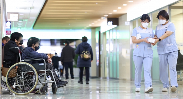 7 ngày khủng hoảng y tế Hàn Quốc: Bệnh nhân như "con tin" thoi thóp chờ được điều trị, y tá và điều dưỡng lóng ngóng tiếp quản chữa bệnh, còn 8.897 bác sỹ vẫn mải miết đình công trong bế tắc - Ảnh 2. 7 ngày khủng hoảng y tế Hàn Quốc: Bệnh nhân như "con tin" thoi thóp chờ được điều trị, y tá và điều dưỡng lóng ngóng tiếp quản chữa bệnh, còn 8.897 bác sỹ vẫn mải miết đình công trong bế tắc - Ảnh 2.