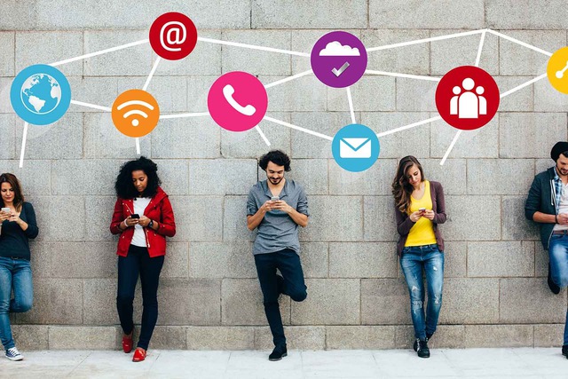 Tưởng rằng công nghệ kéo cả thế giới lại gần, riêng ông Đặng Lê Nguyên Vũ nói "ngồi cạnh nhau còn chụp và post ảnh cho nhau xem là bị khùng": "CNTT quả thực đã làm hỏng chúng ta! Tưởng là kết nối, nhưng thực ra là cắt đứt" - Ảnh 4. Tưởng rằng công nghệ kéo cả thế giới lại gần, riêng ông Đặng Lê Nguyên Vũ nói "ngồi cạnh nhau còn chụp và post ảnh cho nhau xem là bị khùng": "CNTT quả thực đã làm hỏng chúng ta! Tưởng là kết nối, nhưng thực ra là cắt đứt" - Ảnh 4.