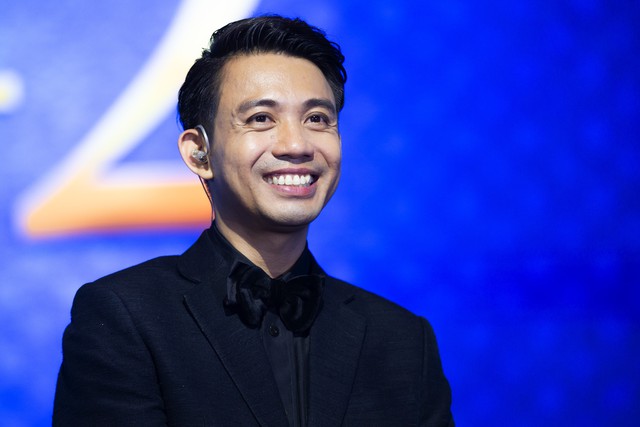 Minh nhựa 12 tuổi theo bố đi làm, 15 tuổi học cầm name card cho đúng chất doanh nhân: Muốn được ba mua cho siêu xe, bạn phải chứng minh được năng lực, nếu không tạo ra giá trị thì xe wave cũng chẳng có! - Ảnh 1. Minh nhựa 12 tuổi theo bố đi làm, 15 tuổi học cầm name card cho đúng chất doanh nhân: Muốn được ba mua cho siêu xe, bạn phải chứng minh được năng lực, nếu không tạo ra giá trị thì xe wave cũng chẳng có! - Ảnh 1.