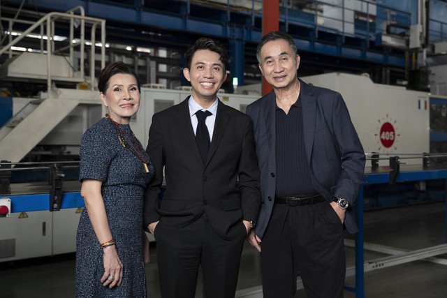 Minh nhựa 12 tuổi theo bố đi làm, 15 tuổi học cầm name card cho đúng chất doanh nhân: Muốn được ba mua cho siêu xe, bạn phải chứng minh được năng lực, nếu không tạo ra giá trị thì xe wave cũng chẳng có! - Ảnh 2. Minh nhựa 12 tuổi theo bố đi làm, 15 tuổi học cầm name card cho đúng chất doanh nhân: Muốn được ba mua cho siêu xe, bạn phải chứng minh được năng lực, nếu không tạo ra giá trị thì xe wave cũng chẳng có! - Ảnh 2.