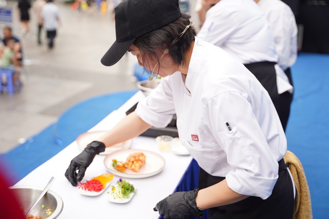 Tưng bừng Lễ hội ẩm thực Pháp 2024: Thưởng thức món ăn nguyên bản, trải nghiệm làm đầu bếp trứ danh - Ảnh 2. Tưng bừng Lễ hội ẩm thực Pháp 2024: Thưởng thức món ăn nguyên bản, trải nghiệm làm đầu bếp trứ danh - Ảnh 2.