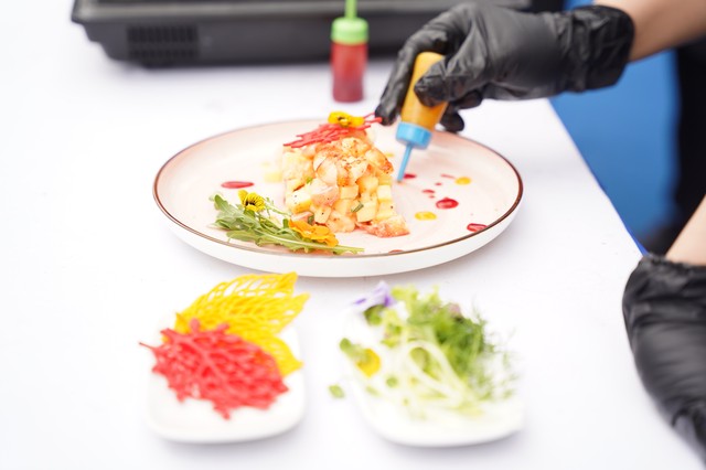 Tưng bừng Lễ hội ẩm thực Pháp 2024: Thưởng thức món ăn nguyên bản, trải nghiệm làm đầu bếp trứ danh - Ảnh 1. Tưng bừng Lễ hội ẩm thực Pháp 2024: Thưởng thức món ăn nguyên bản, trải nghiệm làm đầu bếp trứ danh - Ảnh 1.