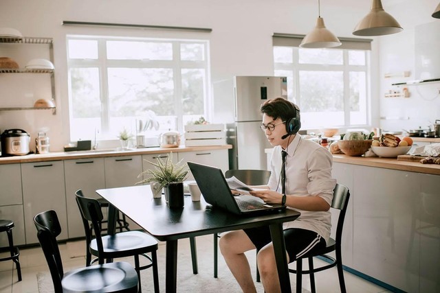 Không được nghe nhạc thoải mái lúc làm việc, chàng trai từ bỏ công việc lương cao - Ảnh 1. Không được nghe nhạc thoải mái lúc làm việc, chàng trai từ bỏ công việc lương cao - Ảnh 1.