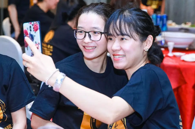 42 tuổi, đi họp lớp cấp 3 tôi nhận ra: Khoảng cách giữa những người bạn quá lớn, cố gắng thế nào cũng không quay ngược được thời gian - Ảnh 2. 42 tuổi, đi họp lớp cấp 3 tôi nhận ra: Khoảng cách giữa những người bạn quá lớn, cố gắng thế nào cũng không quay ngược được thời gian - Ảnh 2.