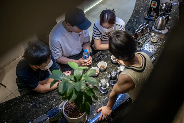 Phóng viên báo New York Times gọi Việt Nam là "gã khổng lồ" cà phê ở Đông Nam Á, quyết tâm rong ruổi khắp TP.HCM tìm ra 7 quán có hương vị tuyệt vời nhất - Ảnh 5. Phóng viên báo New York Times gọi Việt Nam là "gã khổng lồ" cà phê ở Đông Nam Á, quyết tâm rong ruổi khắp TP.HCM tìm ra 7 quán có hương vị tuyệt vời nhất - Ảnh 5.