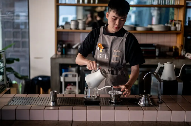 Phóng viên báo New York Times gọi Việt Nam là "gã khổng lồ" cà phê ở Đông Nam Á, quyết tâm rong ruổi khắp TP.HCM tìm ra 7 quán có hương vị tuyệt vời nhất - Ảnh 10. Phóng viên báo New York Times gọi Việt Nam là "gã khổng lồ" cà phê ở Đông Nam Á, quyết tâm rong ruổi khắp TP.HCM tìm ra 7 quán có hương vị tuyệt vời nhất - Ảnh 10.