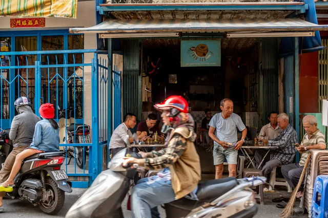 Phóng viên báo New York Times gọi Việt Nam là "gã khổng lồ" cà phê ở Đông Nam Á, quyết tâm rong ruổi khắp TP.HCM tìm ra 7 quán có hương vị tuyệt vời nhất - Ảnh 1. Phóng viên báo New York Times gọi Việt Nam là "gã khổng lồ" cà phê ở Đông Nam Á, quyết tâm rong ruổi khắp TP.HCM tìm ra 7 quán có hương vị tuyệt vời nhất - Ảnh 1.