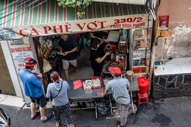 Phóng viên báo New York Times gọi Việt Nam là "gã khổng lồ" cà phê ở Đông Nam Á, quyết tâm rong ruổi khắp TP.HCM tìm ra 7 quán có hương vị tuyệt vời nhất - Ảnh 11.