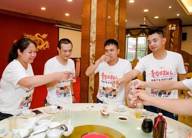 42 tuổi, đi họp lớp cấp 3 tôi nhận ra: Khoảng cách giữa những người bạn quá lớn, cố gắng thế nào cũng không quay ngược được thời gian - Ảnh 1. 42 tuổi, đi họp lớp cấp 3 tôi nhận ra: Khoảng cách giữa những người bạn quá lớn, cố gắng thế nào cũng không quay ngược được thời gian - Ảnh 1.