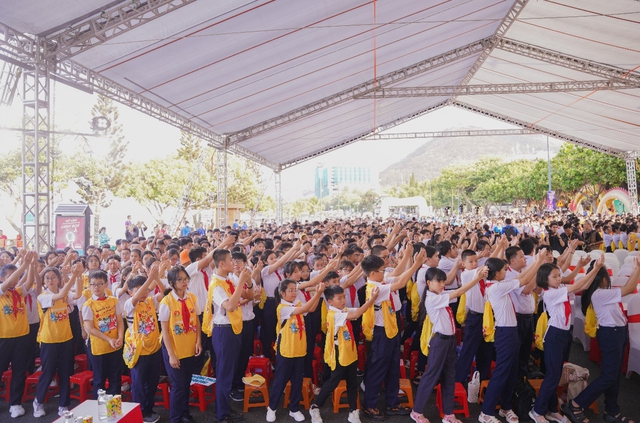 Choáng ngợp: 5 triệu học sinh, 10 ngàn trường THCS kiến tạo kỷ lục đồng diễn sân trường Việt Nam - Ảnh 1. Choáng ngợp: 5 triệu học sinh, 10 ngàn trường THCS kiến tạo kỷ lục đồng diễn sân trường Việt Nam - Ảnh 1.