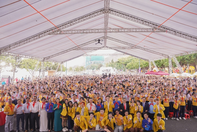 Choáng ngợp: 5 triệu học sinh, 10 ngàn trường THCS kiến tạo kỷ lục đồng diễn sân trường Việt Nam - Ảnh 2. Choáng ngợp: 5 triệu học sinh, 10 ngàn trường THCS kiến tạo kỷ lục đồng diễn sân trường Việt Nam - Ảnh 2.