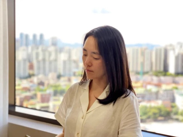 43 tuổi vẫn cô độc, người phụ nữ nhận bạn thân làm con nuôi để được ký giấy bảo lãnh đi viện, chăm sóc khi ốm và ma chay - Ảnh 1. 43 tuổi vẫn cô độc, người phụ nữ nhận bạn thân làm con nuôi để được ký giấy bảo lãnh đi viện, chăm sóc khi ốm và ma chay - Ảnh 1.