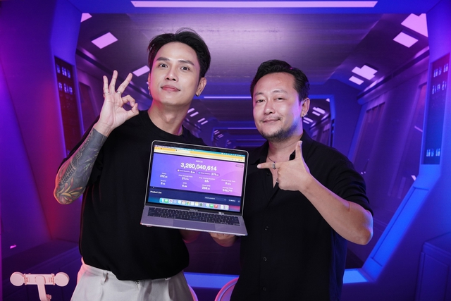 1000 chai nước hoa của Mỹ Tâm “bốc hơi” chỉ sau 1 phiên livestream của đạo diễn điển trai, người xem choáng ngợp vì không gian siêu thực như ở ngoài vũ trụ - Ảnh 1.