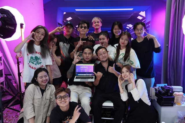 1000 chai nước hoa của Mỹ Tâm “bốc hơi” chỉ sau 1 phiên livestream của đạo diễn điển trai, người xem choáng ngợp vì không gian siêu thực như ở ngoài vũ trụ - Ảnh 4. 1000 chai nước hoa của Mỹ Tâm “bốc hơi” chỉ sau 1 phiên livestream của đạo diễn điển trai, người xem choáng ngợp vì không gian siêu thực như ở ngoài vũ trụ - Ảnh 4.