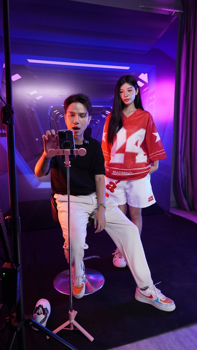 1000 chai nước hoa của Mỹ Tâm “bốc hơi” chỉ sau 1 phiên livestream của đạo diễn điển trai, người xem choáng ngợp vì không gian siêu thực như ở ngoài vũ trụ - Ảnh 2.
