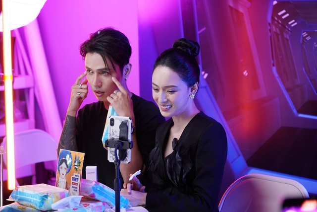 1000 chai nước hoa của Mỹ Tâm “bốc hơi” chỉ sau 1 phiên livestream của đạo diễn điển trai, người xem choáng ngợp vì không gian siêu thực như ở ngoài vũ trụ - Ảnh 5.
