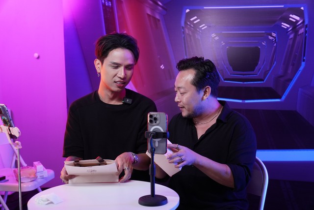 1000 chai nước hoa của Mỹ Tâm “bốc hơi” chỉ sau 1 phiên livestream của đạo diễn điển trai, người xem choáng ngợp vì không gian siêu thực như ở ngoài vũ trụ - Ảnh 3.