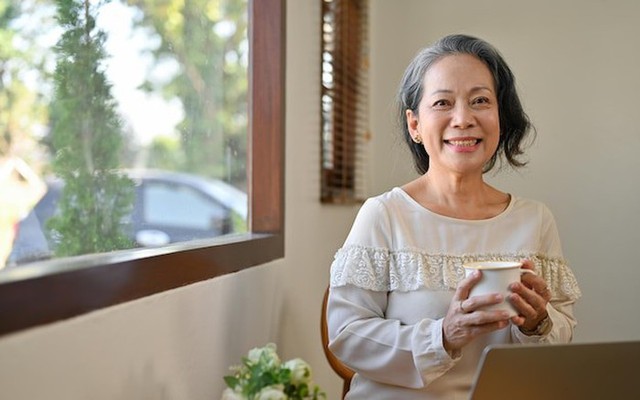 Tôi 59 tuổi, nghỉ hưu vẫn phải nai lưng đi làm, lương hưu 10 triệu/tháng không đủ chu cấp cho con gái: Tôi mệt mỏi vì con gái muốn học cao hơn, tôi nên ngăn cản hay phải bán nhà để có tiền cho con? - Ảnh 1.